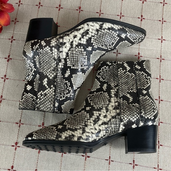 Tod's Python Embossed Leather Ankle Boots Size 37 US 7 Almond Toe Bootie - Picture 6 of 7